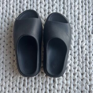 Mens black Yeezy Slide Sandals US sz 10